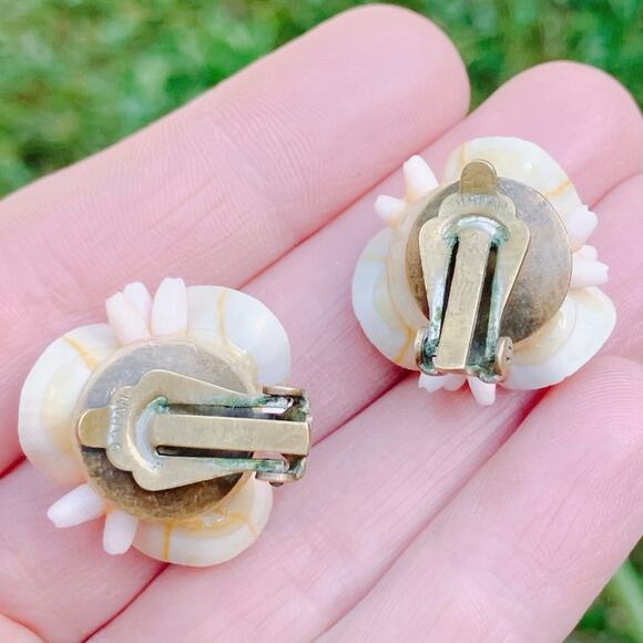 VTG Japan Shell Flower Clip On Earrings Mid Century 1950s 1960s Beachy Playful - Picture 8 of 11